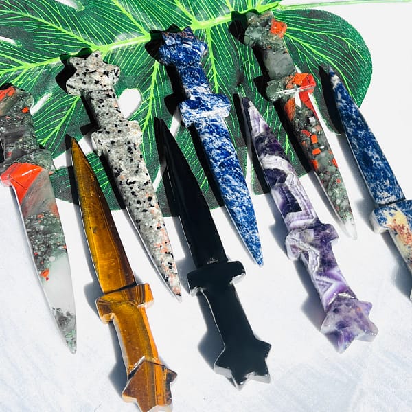 1pc Natural Crystal Mixed Knife Carving, Energy Gemstone Sword, Spiritual Healing, Halloween & Christmas & Party Decoration