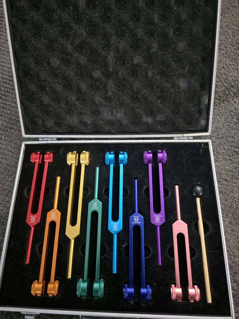 Chakra Tuning Forks Set, 7 Chakra and 1 Soul Purpose Weighted Tuning Forks Set for Healing, Sound Therapy, Chakra Tuning Fork Set with Tuning Fork Activator and Exquisite Gift Box